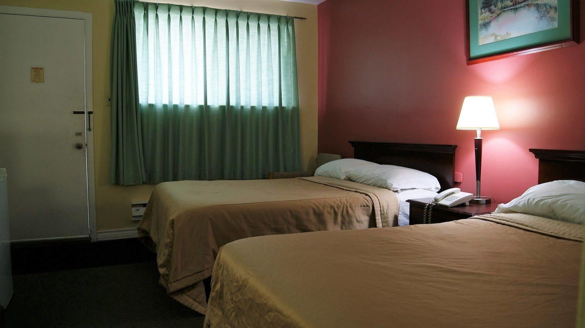 Blue Jay Motel Peterborough Bagian luar foto